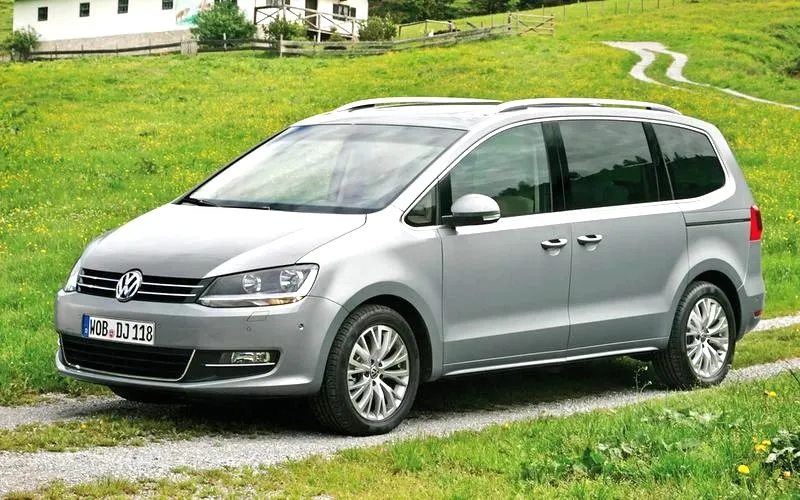 Gdzie znajdziesz sterownik silnika w Volkswagenie Sharan?