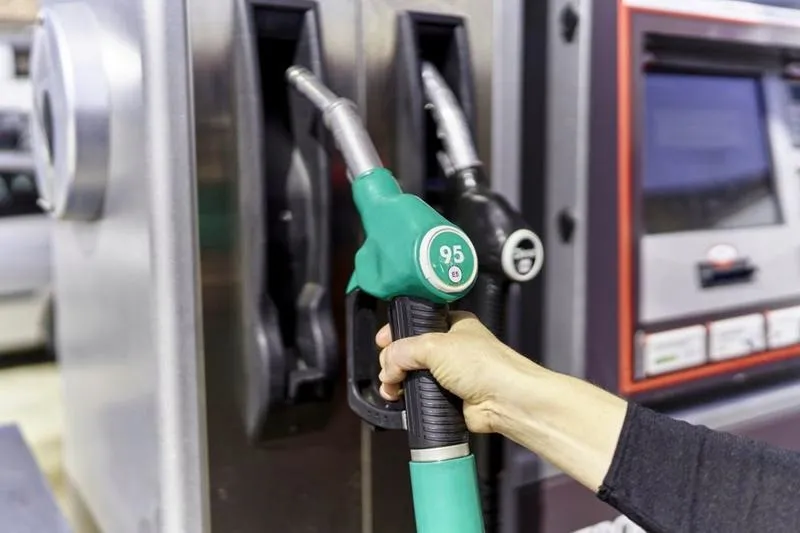 Jak przygotować benzynę 95 w warunkach domowych? Uważaj na niebezpieczeństwa!